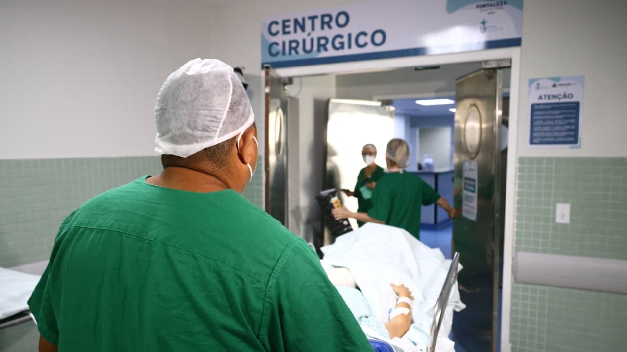 enfermeiro levando uma pessoa numa maca